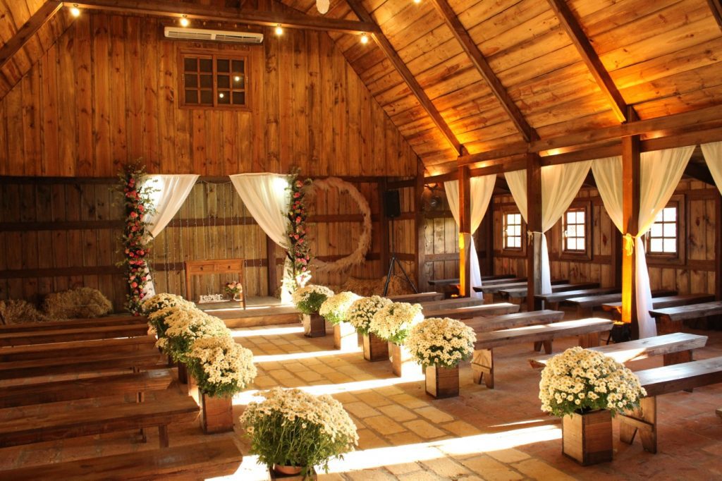 A barn wedding with a daisy aisle decor